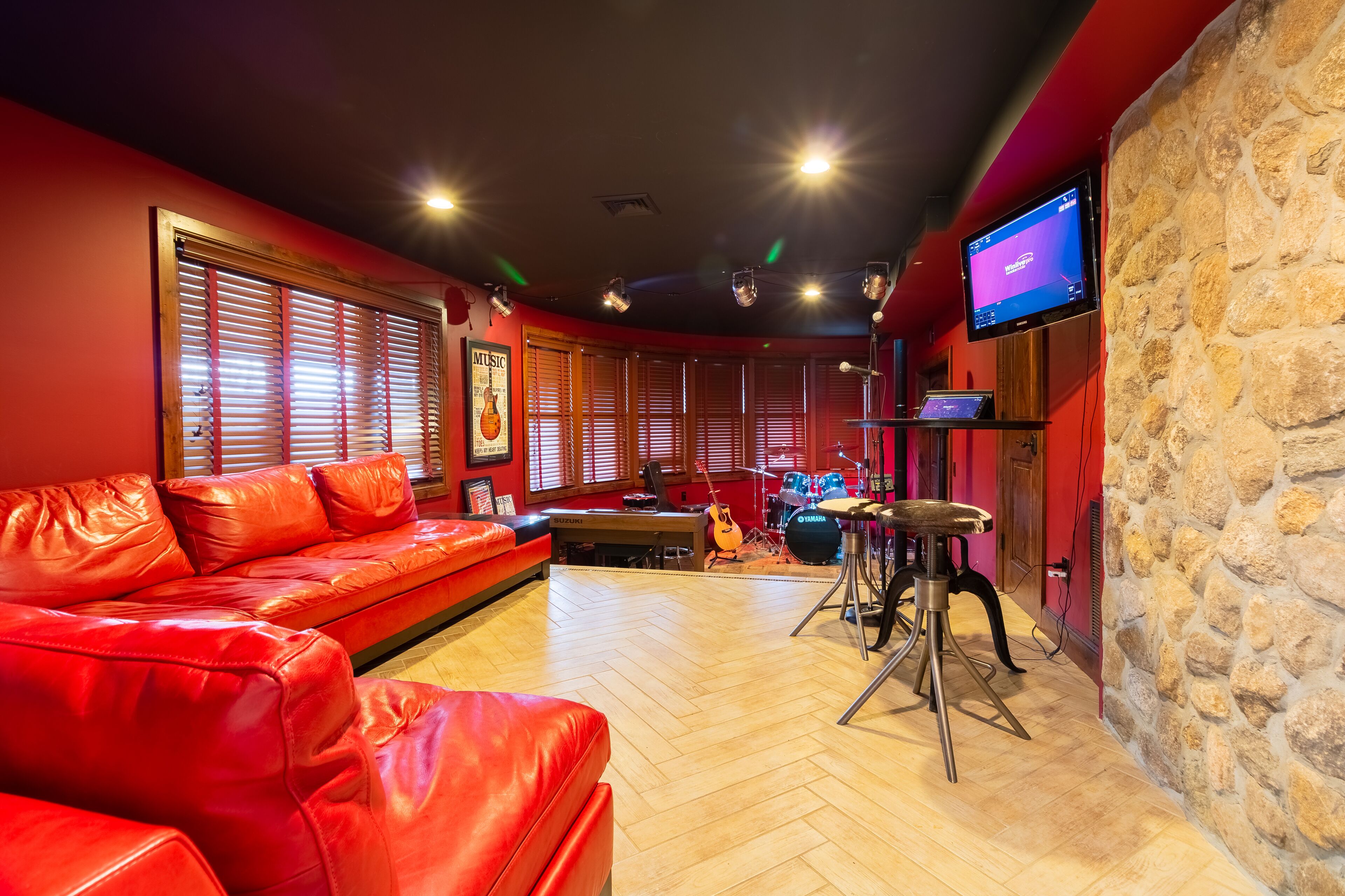 Entertainers Dream, Candlewood Lake, Hot Tub,Disco,Theatre,Music studio..more! 