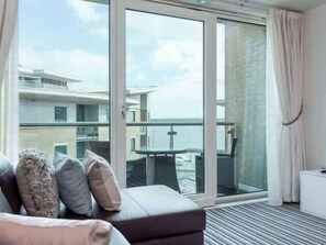 Fernseher, DVD-Player, Arbeitsbereiche