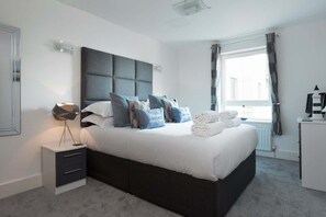 1 bedroom, iron/ironing board, WiFi, bed sheets - Reflections - Balcony Views of Poole Harbour (Poole)