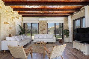 Smart TV, consola de videojuegos, Netflix y futbolito 