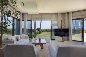 Smart TV, consola de videojuegos, Netflix y futbolito 