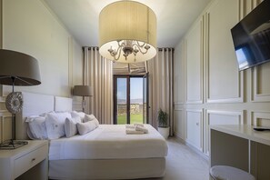 5 Schlafzimmer, Schreibtisch, Bügeleisen/Bügelbrett, Reisekinderbett