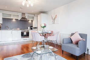 Fridge, microwave, oven, stovetop - Mojo - Modern Apartment with Balcony (Poole)