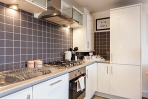 雪櫃、微波爐、焗爐、爐具