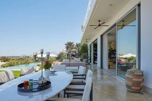 Outdoor dining - Villa Amnalys: Sea View Resort w/ staff by etouri (Rethymno)
