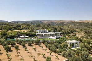 Exterior - Villa Amnalys: Sea View Resort w/ staff by etouri (Rethymno)