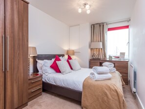 2 chambres, fer et planche à repasser, Wi-Fi, draps fournis