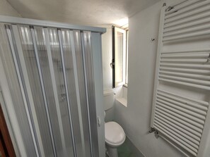 Ducha, secador de pelo, toallas, jabón
