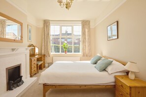 7 bedrooms, Egyptian cotton sheets, iron/ironing board, free WiFi - The Whim - sleeps 14 guests  in 7 bedrooms (Mundesley)