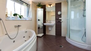 Shower, jetted bath, hydromassage showerhead, hair dryer - Spacious villa with full privacy & nature views! (Rethymno)