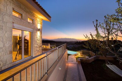 Spacious villa with full privacy & nature views!