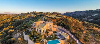 「離れた場所」に位置する広々とした豪華なヴィラ - 完全なプライバシー、ユニークな眺め！