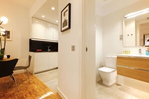 Shower, hair dryer, towels, soap - Malasaña Downtown (Madrid)