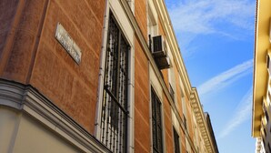 A building with a sign reading "Calle Montserrat." - Malasaña Downtown (Madrid)