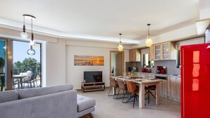 Ein modernes Apartment mit Essbereich, Küche und Wohnzimmer.