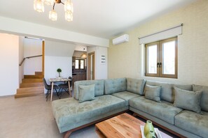 TV, video game console, ping pong, books - Villa Litinas - A 2,500sqm Escape Amid Olive Groves (Rethymno)