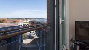 Un balcone con vista sulla spiaggia e sugli edifici.