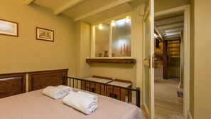 3 bedrooms, iron/ironing board, internet, bed sheets