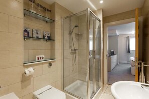 Een bad, een haardroger, handdoeken