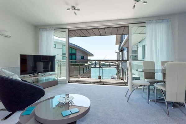 Televisie, een dvd-speler en een kantoor