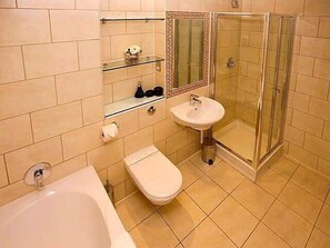 Kombinert dusj/badekar, toalettartikler (inkludert) og hårføner