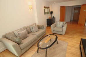 Télévision, lecteur de DVD, espaces bureaux