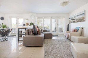 TV, offices - Sea Breeze - Close to Bournemouth Beach (Bournemouth)