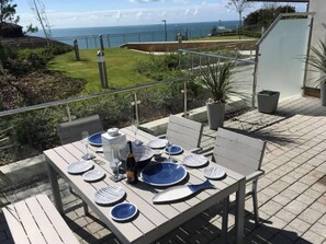 Outdoor dining - Sea Breeze - Close to Bournemouth Beach (Bournemouth)