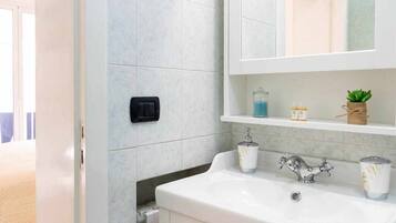 Doccia, asciugacapelli, bidet, asciugamani