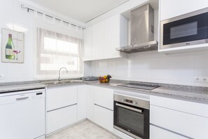 Een koelkast, een microgolfoven, een oven, een vaatwasser