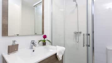 Douche, sĂšche-cheveux, serviettes fournies