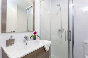 Douche, sèche-cheveux, serviettes fournies