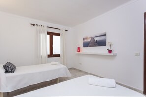 3 chambres, fer et planche à repasser, lit de bébé portatif