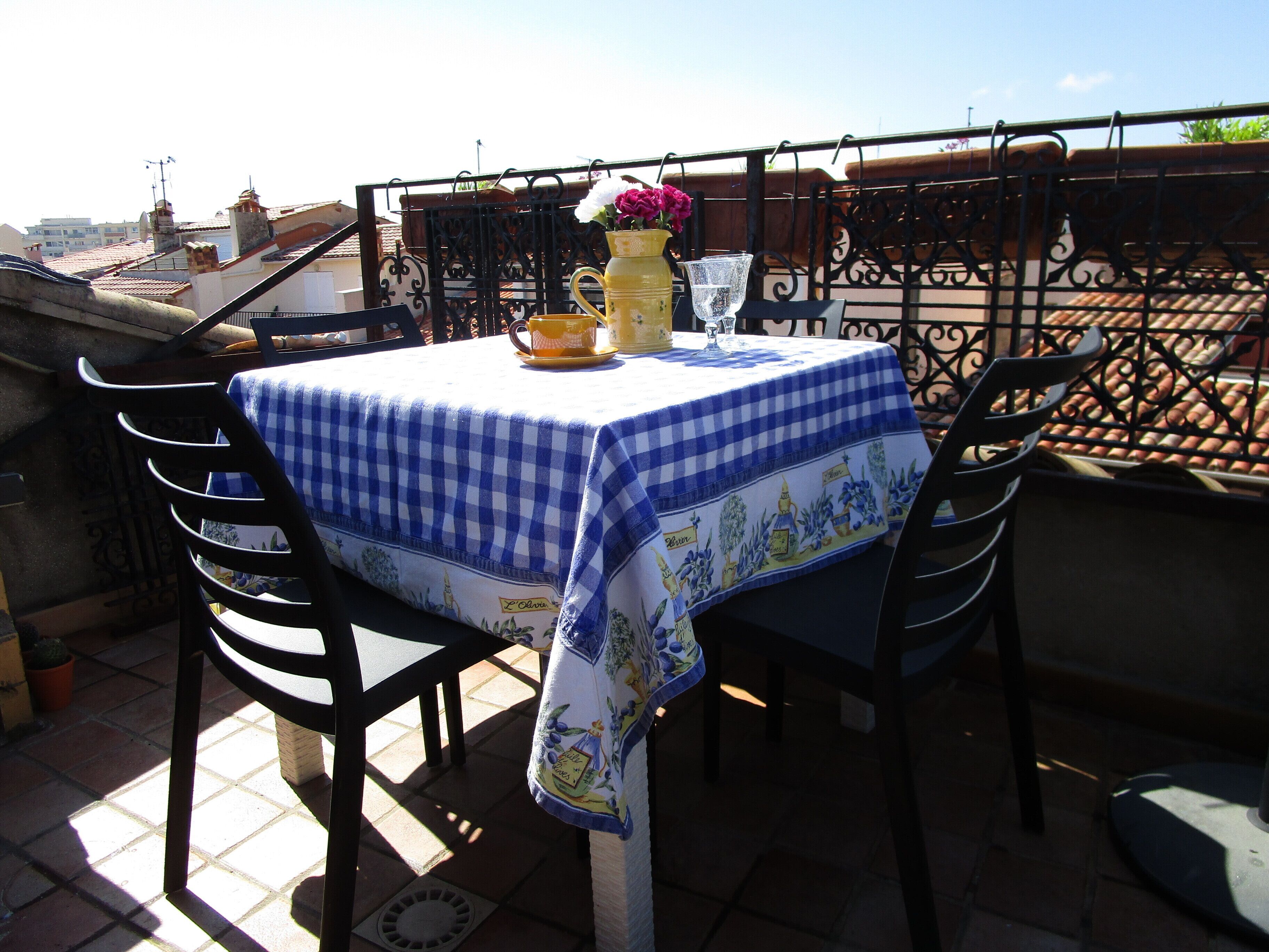 Characterful townhouse, centre of Old Antibes; terrace, sea view, sleeps 4