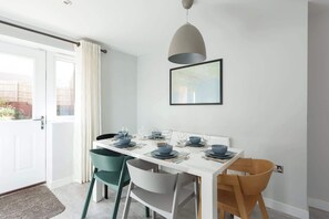 Dining - Heath Reach - Just a short distance to Tower Park (Poole)