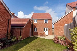 Exterior - Heath Reach - Just a short distance to Tower Park (Poole)