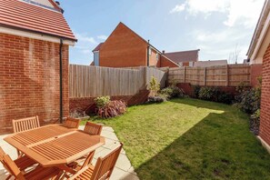 Outdoor dining - Heath Reach - Just a short distance to Tower Park (Poole)