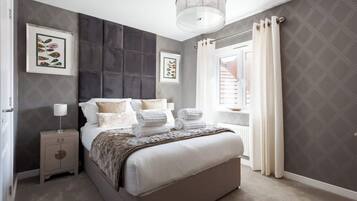 4 bedrooms, iron/ironing board, WiFi, bed sheets