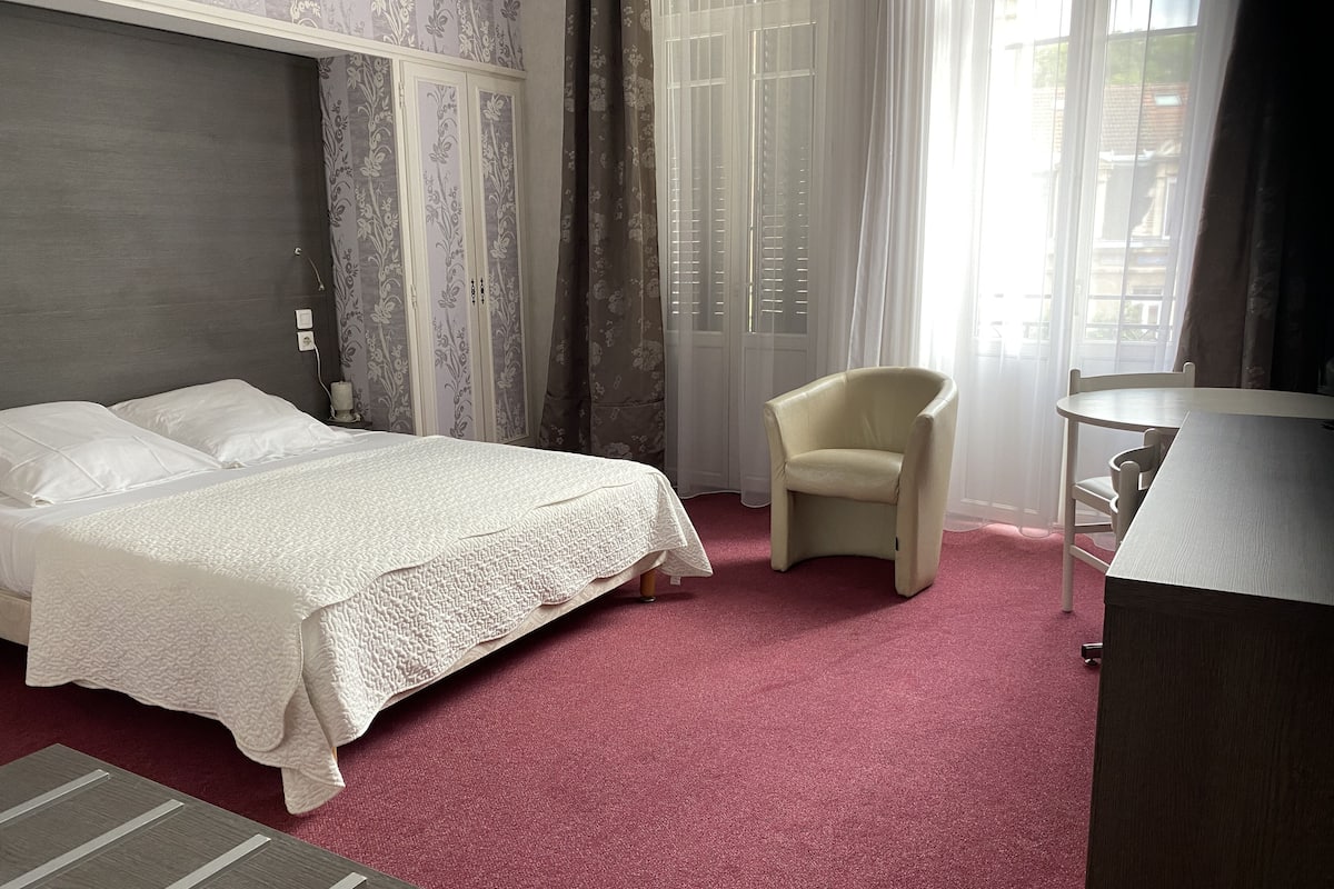 Comfort Double Room | Desk, laptop workspace, iron/ironing board, cots/infant beds