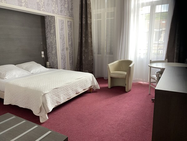 Comfort Double Room | Desk, laptop workspace, iron/ironing board, cots/infant beds - Hotel de Paris (Chatel-Guyon)