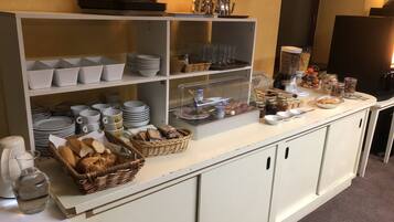 Een buffet met verschillende soorten eten en bestek.