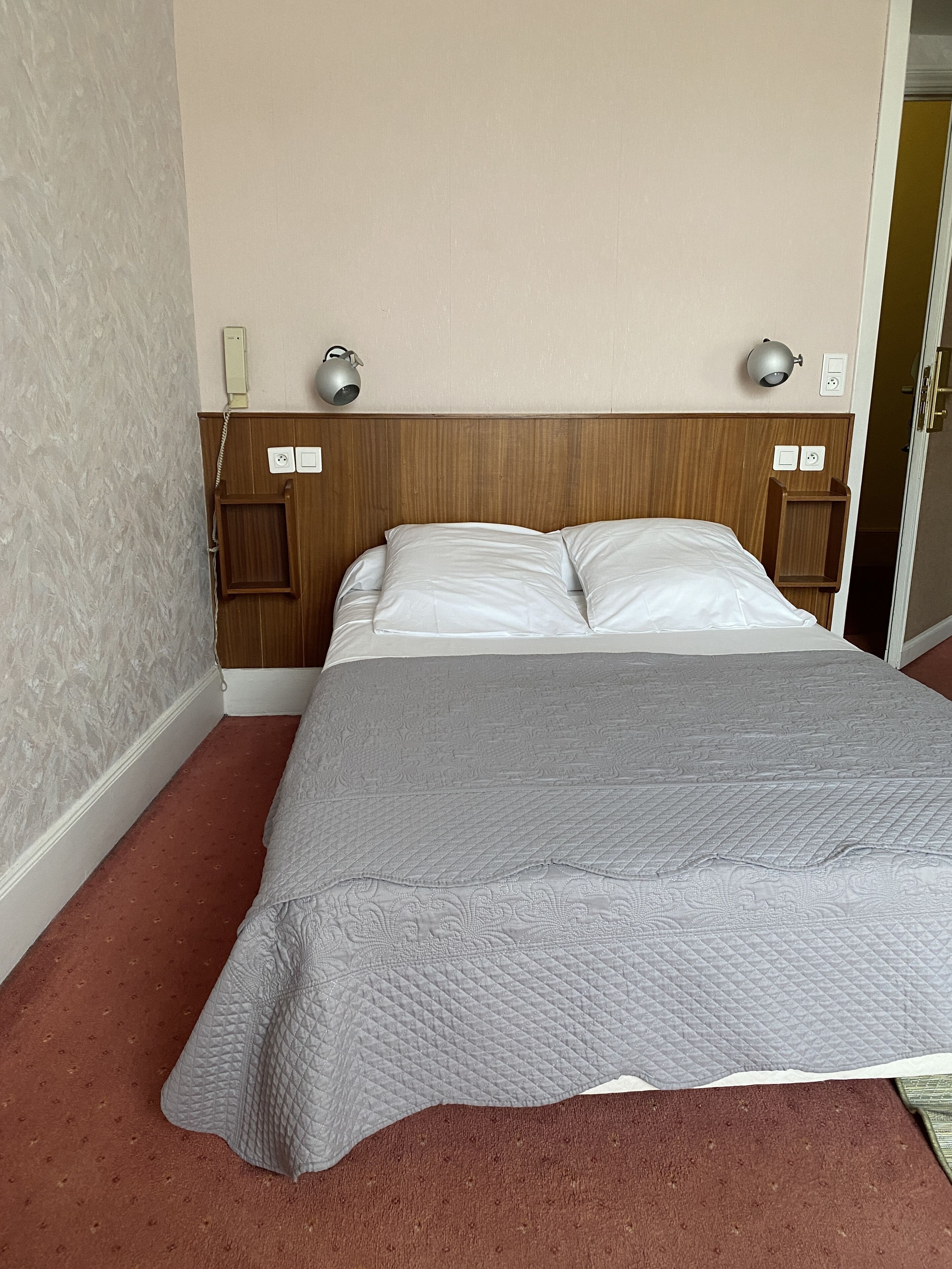 economy room, 1 double bed | desk, laptop workspace, iron/ironing board, cots/infant beds