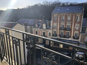 Habitación clásica, para no fumadores, vista a la ciudad | Vista del balcón