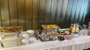 Frokostbuffé hver dag (mot et tillegg)