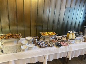 Petit déjeuner buffet (11 EUR par personne)