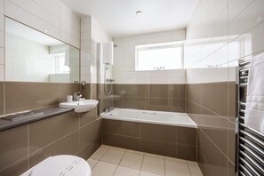 Ensemble douche/baignoire, articles de toilette gratuits, sèche-cheveux