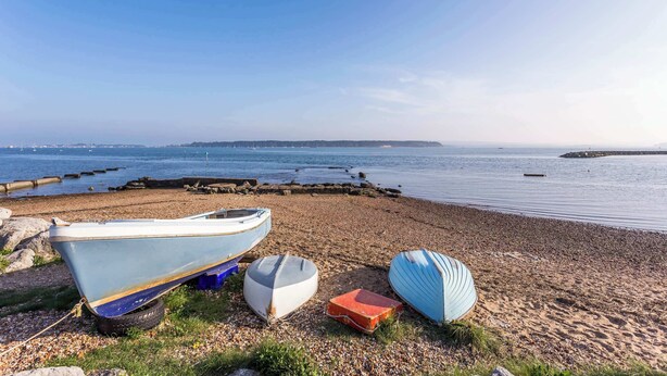 A beach with boats and a rocky shoreline. - Sanderling - Close to Poole Quay and Baiter Park (Poole)