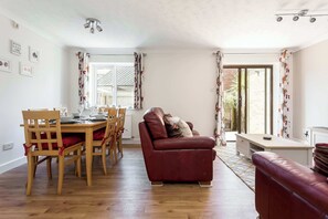 Fernseher, DVD-Player, Arbeitsbereiche