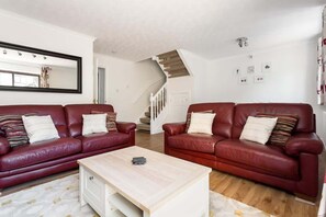 テレビ、DVD プレーヤー、書斎 / ワークスペース