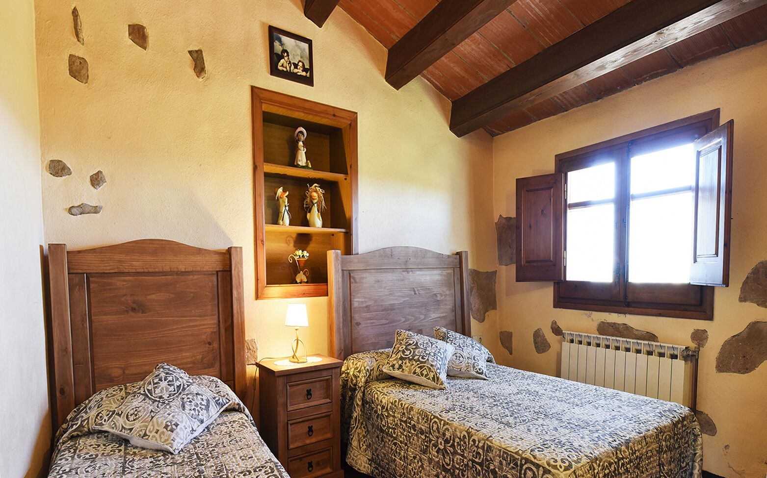 Self catering rural house Can Bartomeu 1 h from Barcelona. Private swimmingpool